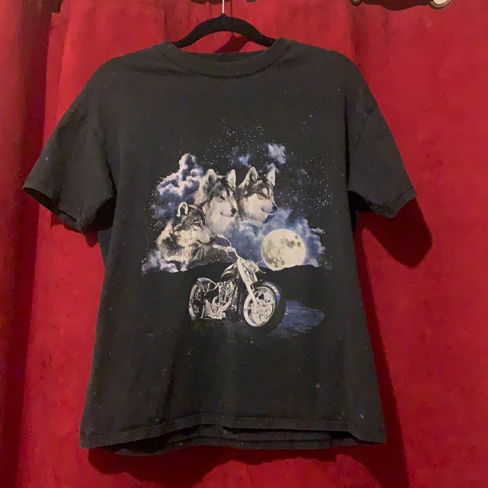 black vintage replica tshirt with wolves sz M